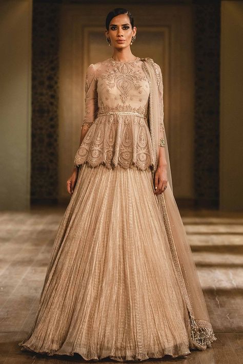 #BridalPicks – 10 Lehengas That We Loved For A Happy Summer Wedding! Peplum Lehenga, Tissue Lehenga, Ivory Lehenga, Pengantin India, Gaun Fashion, Tarun Tahiliani, Lehenga Blouse, Ghagra Choli, Peplum Styling