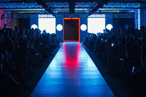 Empty Runway Before Fashion Show #Before #Runway #Fashion #Empty #Show Fashion Show Runway Stage, Diy Fashion Show, Catwalk Design, Fashion Calendar, Space Fashion, Geometric Fashion, Model Outfits, Traditional Fashion, Instagram Live