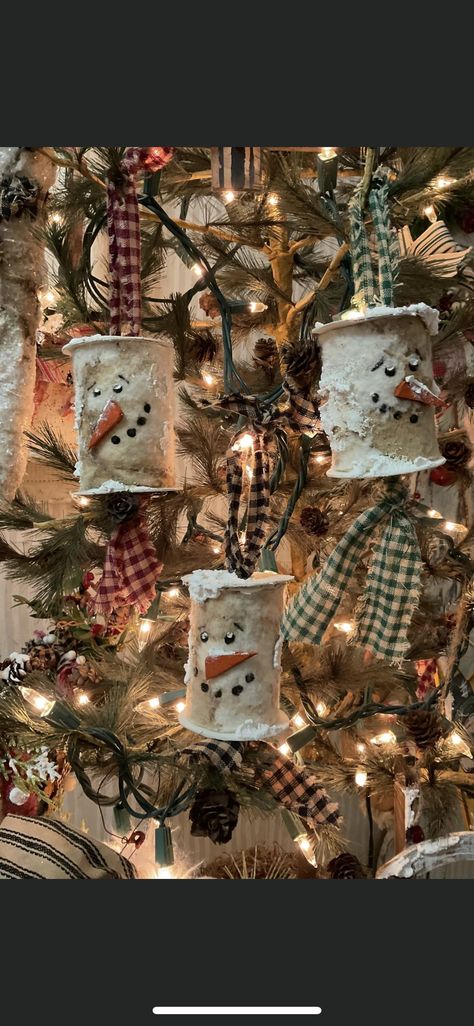 Cardboard Tubes Crafts, Crafts With Cardboard Tubes, Diy Primitive Christmas Ornaments, Crochet Nativity Set, Altered Spools, Chipboard Crafts, Crochet Nativity, Snowman Patterns, Primitive Christmas Crafts