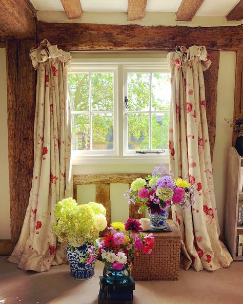 English Country Window Treatments, Country Cottage Window Treatments, Cottage Curtains Ideas, Cottage Window Treatments, English Cottage Living Room, Country Window Treatments, Small Cottage Interiors, Country Cottage Living Room, Country Cottage Living