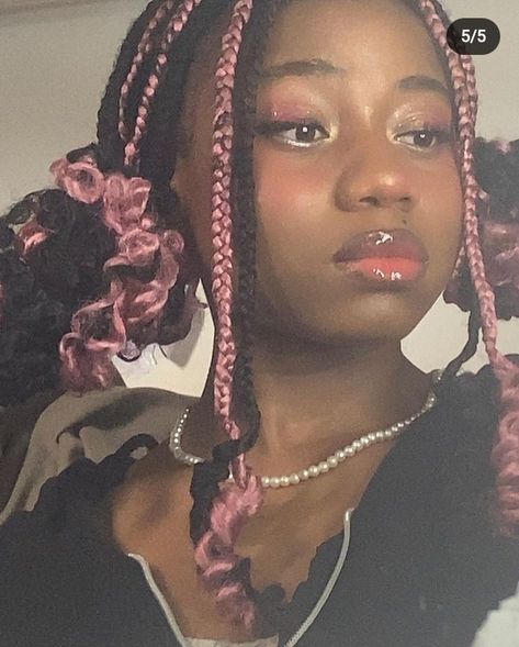 Kawaii Black Hairstyles Braids, Pink Box Braids Hairstyles, Y2k Protective Hairstyles, Kawaii Box Braids Hairstyles, Kawaii Box Braids, Light Pink And Black Braids, Blackgirl Hairstyle Braid, Braided Front Hair, Draculaura Braids