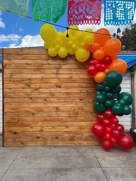 Baloon Garland, Balloon Displays, Balloon Colors, Orange Color Schemes, Orange Balloons, Balloon Display, Yellow Balloons, Fiesta Theme, Rasta Colors