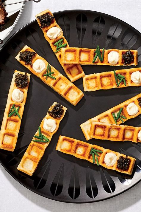 Waffle Bites, Decorações Com Comidas, Snacks Für Party, Deilig Mat, Event Food, In Front Of House, Party Food Appetizers, Food Platters, Front Of House