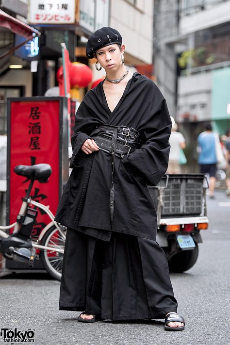 Japanese Fashion Designer w/ Gothic Kimono & Corset Street Style in Harajuku Corset Street Style, Japanese Inspired Fashion, Vintage Kimono Jacket, Jewelry Dress, Japanese Fashion Designers, Estilo Harajuku, Harajuku Fashion Street, Japanese Street, Japanese Streetwear