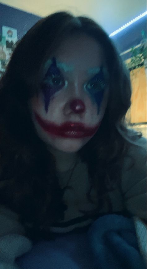 Joker Makeup Aesthetic, Clown Makeup Messy, Halloween Costumes With Face Paint, Grunge Halloween Makeup, Y2k Clown Makeup, Tiktok Clown Makeup, Grunge Costume Ideas, Halloween Clown Makeup Aesthetic, Grunge Clown Makeup