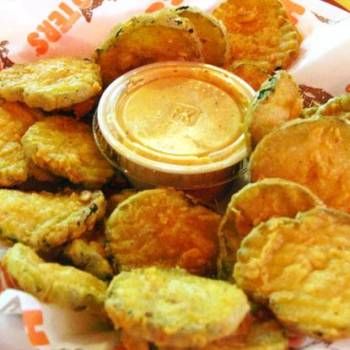 Hooters Fried Pickles Recipe, Hooters Fried Pickles, Fried Pickles Recipe, Fried Green, Fried Pickles, Homemade Pickles, Green Tomatoes, Best Dishes, Fried Food