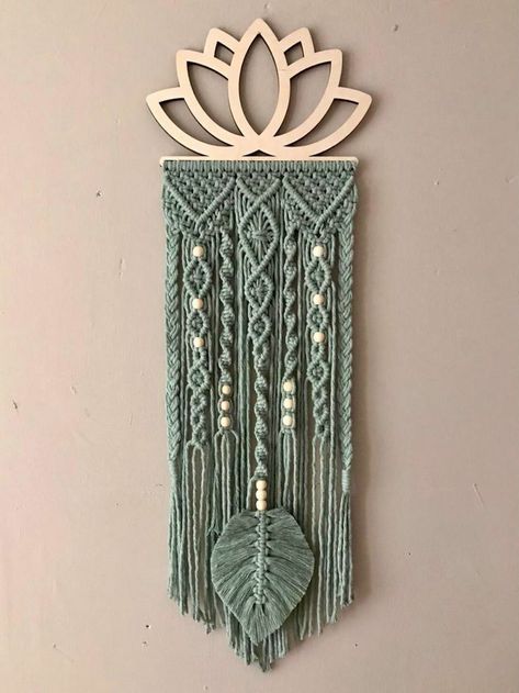 Outstanding Crochet Handmade Wall Hanging Macrame Designs Wood Macrame Wall Hangings, Leather And Macrame, Macrame Wall Hanging Pattern Free, Mermaid Macrame, Macrame Wall Hanging Ideas, Simpul Makrame, Pola Macrame, Tutorial Macramé, Boho Macrame Wall Hanging