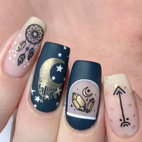 1,263 Likes, 22 Comments - Hannah (@hannys_manis) on Instagram: “*PR* Boho chic nails using the new @uberchicbeauty “Boho Chic” stamping plate! 🌌🌙💙✨⁣ ⁣ I used:⁣ ⁣ 🌌…” Boho Chic Nails, Round Nail Art, Nail Art Box, Nail Desk, Boho Nails, Glitter Pigment, Holiday Nail Art, Black Nail Designs, Round Nails