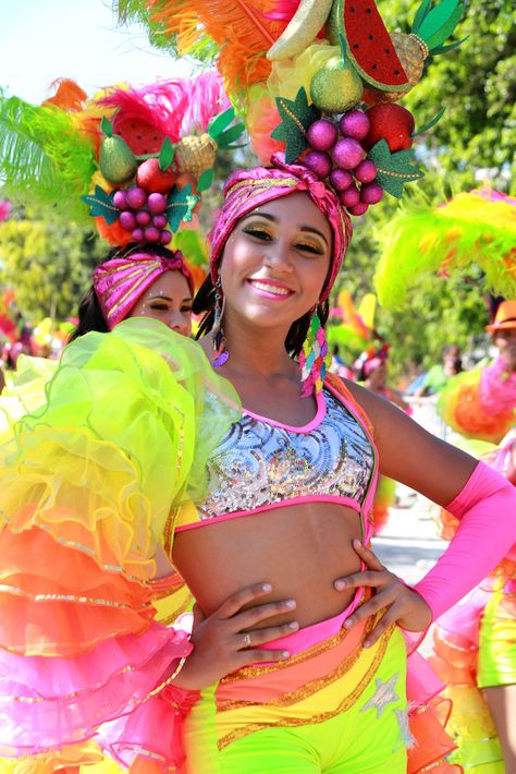 Carnaval de Barranquilla 2020: Second Largest Carnival in the World Ideas Para Carnaval, Cuban Dress, Brazil Carnival Costume, Carnivale Costume, Brazilian Carnival Costumes, Carnival Outfit Carribean, Carnival Outfit, Carnival Fashion, Carnival Girl