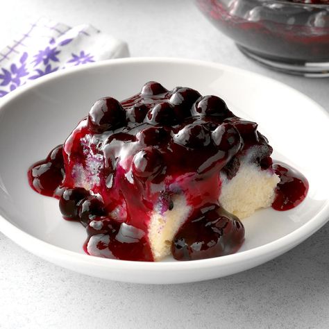 Blueberry Cake with Wojapi Sauce Blueberry Sauce Recipe, Blueberry Sauce, Berry Dessert, Blueberry Desserts, Dessert For Two, Strawberry Cream Cheese, Blueberry Cake, Blueberry Cheesecake, Piece Of Cake