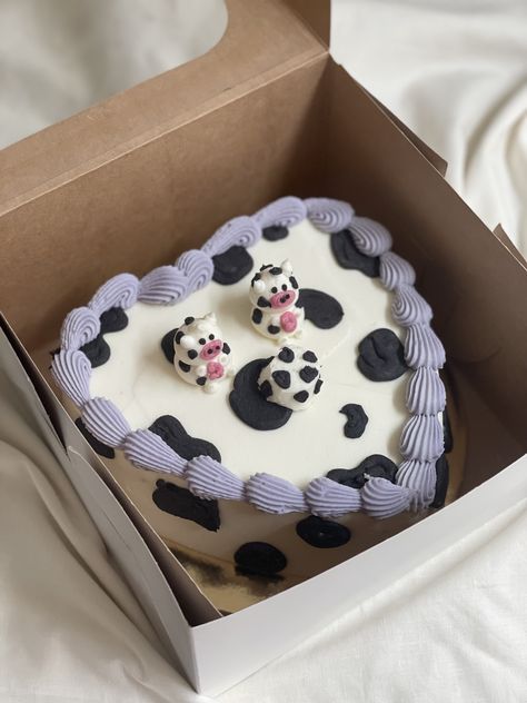 Cow Print Heart Cake, Birthday Cake Cow, Cow Cake Ideas, Korean Pastry, Cow Birthday Cake, Cake For Boyfriend, Cow Cakes, Vintage Birthday Cakes, Tiny Cakes