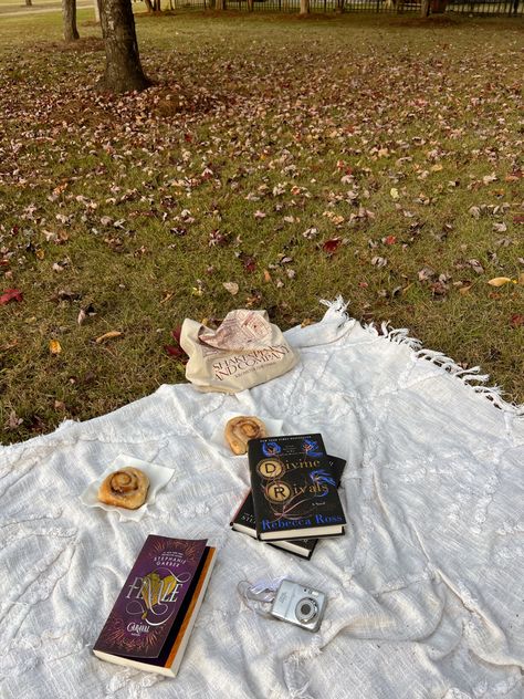 Autumn Outdoor Activities, Aesthetic Fall Picnic, Woodsy Picnic, Bookish Picnic, Autumn Picnic Photoshoot, Reading Picnic Aesthetic, Romanticize Fall, Book Picnic, Reading Picnic