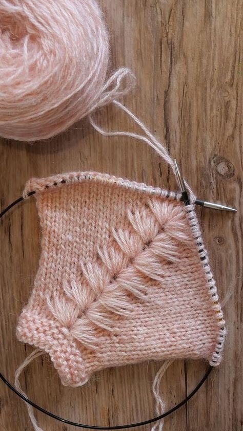 How To Knit The Needle Line Advanced Knitting, Knitting Hacks, Knitting Paterns, How To Knit, Knit Stitch Patterns, Knitting Charts, Knitting Tutorial, Free Knitting Pattern, Knitting Techniques