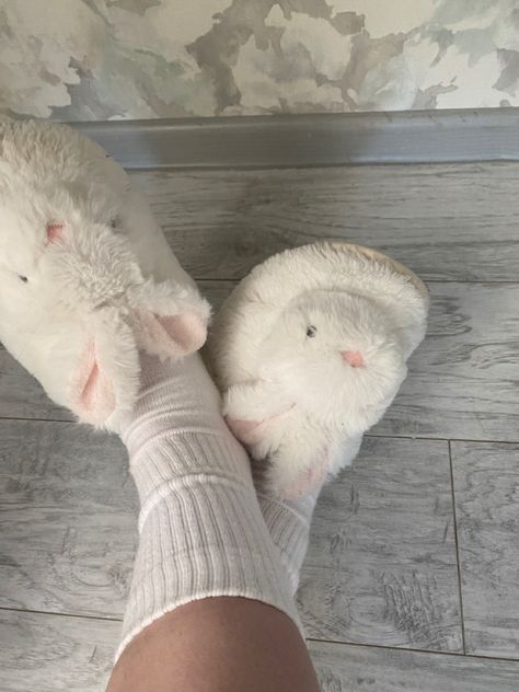 зайцы кролики тапочки тапки пушистые bunny babies Animal Slippers Aesthetic, Saffron A Kent, Cute Uggs, Slippers Outfit, Medicine Man, Bunny Slippers, Animal Slippers, Hello Kitty Art, Trouser Outfits