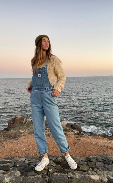 Overall Dress Outfit Spring, Denim Overalls Women Outfits, Short Overalls With Long Sleeve Shirt, Sweater Over Overalls, Womens Overalls Outfits Winter, Outfits With Denim Overalls, Overalls Cardigan Outfit, Overalls Outfit With Sweater, Long Overalls Outfit Winter