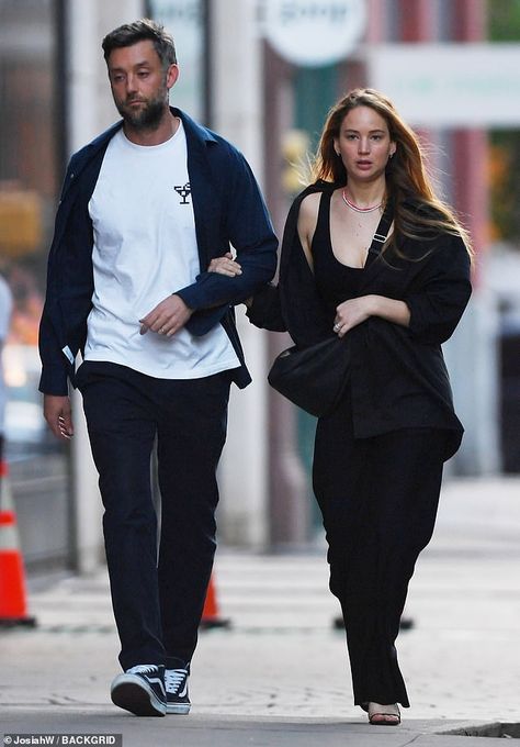 Jennifer Lawrence Street Style, Cooke Maroney, Jennifer Lawrence Style, Street Style Outfits Casual, Casual Night Out, May 2023, Boyfriend Style, Street Look, Celebrity Street Style