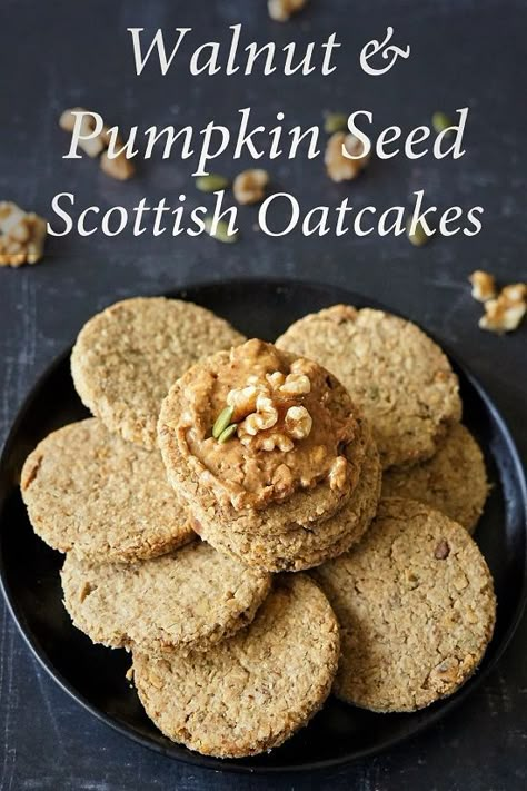 Scottish Oatcakes, Easy Homemade Crackers, Oat Cake Recipes, Homemade Crackers Recipe, Savoury Biscuits, Homemade Crackers, Oat Cakes, Digestive Biscuits, Porridge Oats