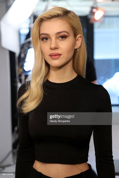 Daria Followhill, Book Imagination, Sierra Mccormick, Emily Ratajkowski Outfits, Emily Ratajkowski Style, Nicola Peltz, Nicolas Peltz, Studio Photography Poses, Sundance Film Festival