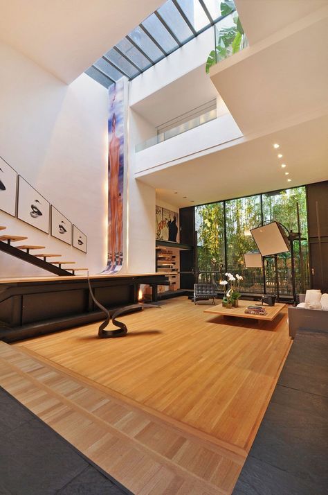 Large, open sitting area features high ceilings, a skylight, and a large window facing an enclosed courtyard in this 4-story home located in NYC. [[MORE]] More pics and info Paul Rudolph, Urban Retreat, Art Deco Home, Upper East Side, Modern Urban, House Built, City Design, Story House, Large Windows