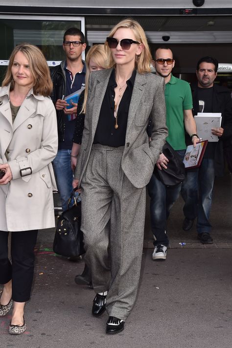 Cate Blanchett and her airport style. #airportstyle #travelstyle #fashion #style #cateblanchett #outfits Woman In Suit, Brogues Style, Travel Outfits, Elegante Casual, At The Airport, Cate Blanchett, Kristen Stewart, Mode Inspiration, Look Chic