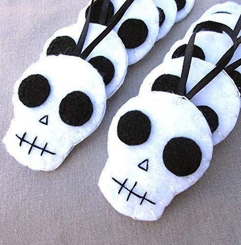 Skull Decorations, Halloween Bones, Skull Ornaments, Halloween Felt Crafts, Decor Spa, Moldes Halloween, Skeleton Decor, Black Cat Decor, Black And White Halloween