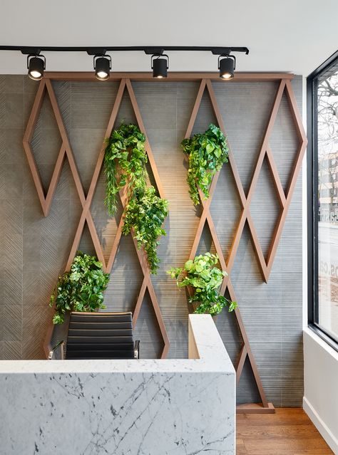 How To Decorate High Walls, Greenery Wall Reception Desk, Plant Wall Office Interior Design, Grass Wall Office Design, Living Wall With Neon Sign, Plant Wall Restaurant, Diy Wooden Wall, Fa Fal, Diy Wand