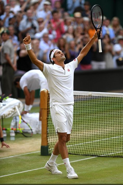 Federer Wimbledon, Federer Nadal, Cold Pictures, Tennis Pictures, Wimbledon Final, Tennis Serve, Long Coat Men, Tennis Legends, Tennis Fan