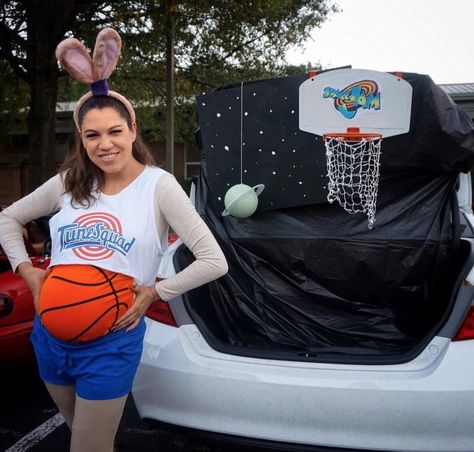 This whole entire Space Jam outfit and setup. Space Jam Outfit, Pregnancy Halloween Costumes, Space Jam Costume, Pregnant People, Pregnancy Costumes, Trunk Or Treat Ideas, Best Halloween Costumes Ever, Pregnant Halloween Costumes, Pregnant Halloween