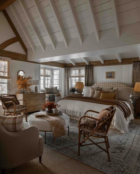 All Posts • Instagram Lake House Bedroom, Amber Interiors Design, Nancy Meyers, Shoppe Amber Interiors, Amber Interiors, Main Bedroom, Cozy Cabin, Cabin Decor, Vintage Pillows