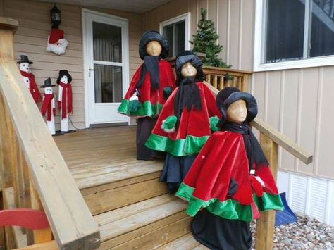 Tomato cages, foam head, black witch's dress, hats, scarfs and tree skirt.: Tomato Cage Crafts, Yard Crafts, Tomato Cage Christmas Tree, Foam Head, Christmas Yard Decorations, Tomato Cages, Christmas Decorations Diy Outdoor, Christmas Yard, Home Decor Christmas