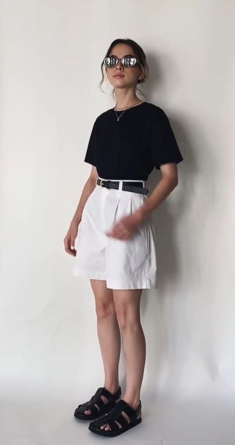 Black Slack Shorts Outfit, Black Trouser Shorts Outfit Summer, Bermuda Short Outfits For Women, Aus Summer Outfits, Androgynous Outfits Summer, Masculine Outfits For Women Summer, Cute Work Outfits Summer, Masculine Summer Outfit Women, Masc Femme Fashion Summer