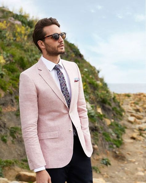 Our Pink Herringbone Linen Suit Jacket is perfect paired with a pair of suit trousers or chinos, for a weightless, timeless look. Shop for less in our Summer Sale. Vegas Attire, Linen Blazer Outfit, Beach Wedding Men, Light Pink Blazers, Linen Wedding, Hawes And Curtis, Classy Suits, Black Pants Men, Mens Casual Dress Outfits