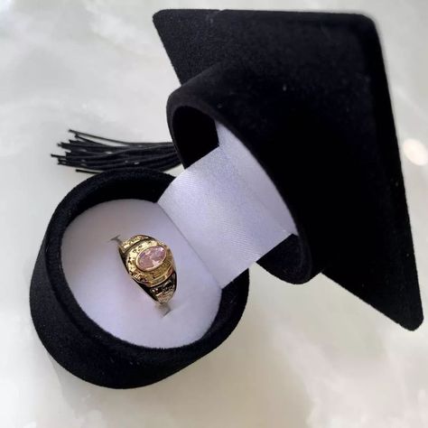 ANILLOS DE GRADUACIÓN🎓🎓 Ya están cércalas graduaciones, no te quedes sin tu anillo!✅🎓 Diseños fabricados en oro 10K, personalizados con: •Licenciatura •Año de inicio/ año de Graduacion •logo de escuela •Nombre de la persona graduada ✅Ordena tuyo y tengo listo en aprox. 15 días #joyeriaolympia #anillos #anillosdegraduacion #regalosanvalentin❤️ #graduaciones2024 #anillosdegraduacion🎓 #anillosdecompromiso #anillosplata #anillosdeboda #anilloshombre #ᴀɴɪʟʟᴏs #tijuana #tijuanabc #anilloshomb... Bath Routine, Graduation Rings, Vision Board, Outfit Accessories, Quick Saves, Color