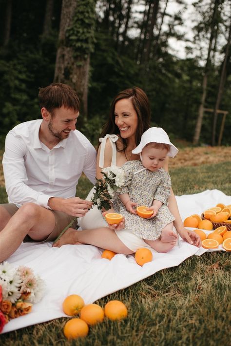 Nature Family Photoshoot Summer, Cottage Family Photoshoot, Family Photo Picnic, Picnic Family Photos, Family Garden Photoshoot, Picnic Photoshoot Family, Summer Family Photoshoot, Backyard Photoshoot, Picnic Family Photoshoot