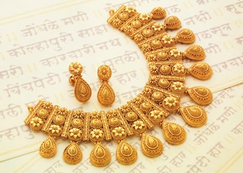 3 Tola Gold Set Design, Tanishq Jewellery Gold Necklaces Bridal, 10 Grams Gold Necklace Indian, Tanishq Jewellery Gold Necklaces, Aesthetic Vintage Jewelry, Vintage Jewelry Aesthetic, Engagement Ring Non Traditional, Tanishq Jewellery, Necklace Women Gold