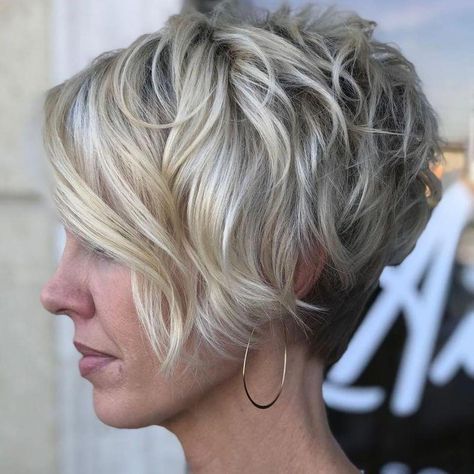 Messy Asymmetrical Pixie Cut #pixiecuthairstyles Beach Waves Pixie Short Hair, Curly Pixie Bob Haircut, Long Layered Pixie Haircut Fine Hair, Long Blonde Pixie, Funky Haircuts, Asymmetrical Pixie Cuts, Longer Pixie Haircut, Long Pixie Hairstyles, Asymmetrical Pixie