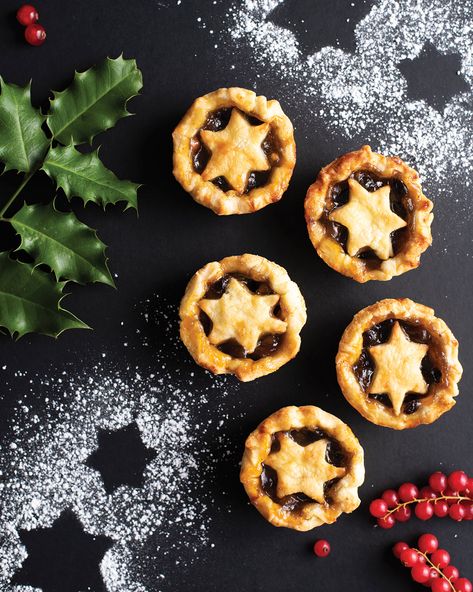 Classic Vegan Mince Pies Vegan Mince Pies, Classic Christmas Treats, Vegan Magazine, Mince Pie Recipe, Spiced Fruit, Vegan Holiday Recipes, Dried Fruit Mix, Mince Pie, Vegan Holidays