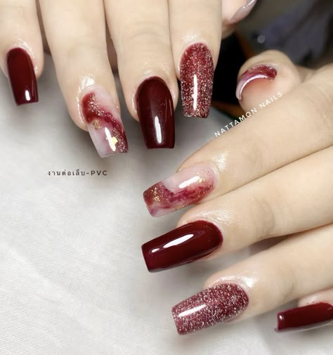 Ruby Nail Art, Nail Art Maroon Marble, Nail Merah, Red Marble Nail Designs, Marble Red Nails, Nailart Merah Maroon, Nail Art Merah Maroon, Nailart Maroon, Nail Art Merah