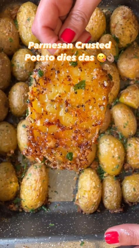 Resipi Kek, Healthy Potato Recipes, Potato Recipes Side Dishes, Idee Pasto, Makanan Diet, Parmesan Crusted, Potato Side Dishes, Läcker Mat, Deilig Mat