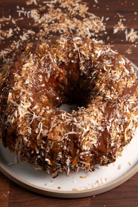 Samoa Bundt Cake Pineapple Coconut Bundt Cake, Samoa Bundt Cake, Samoa Cake, Cake Mini, Vanilla Cake Mixes, Zucchini Cake, Salty Cake, Bundt Cakes Recipes, Cake Tasting