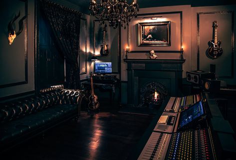 Pure Elegance ⚜️ Black Lodge Studio ⚜️ | Home to @bob.bradley.producer | Are you fan of dark studios? 😈🔥 The Black Lodge, Home Design Software Free, Home Recording Studio Setup, Home Music Rooms, Black Lodge, Music Black, Studio Music, Minimalist Inspiration, Music Studio Room