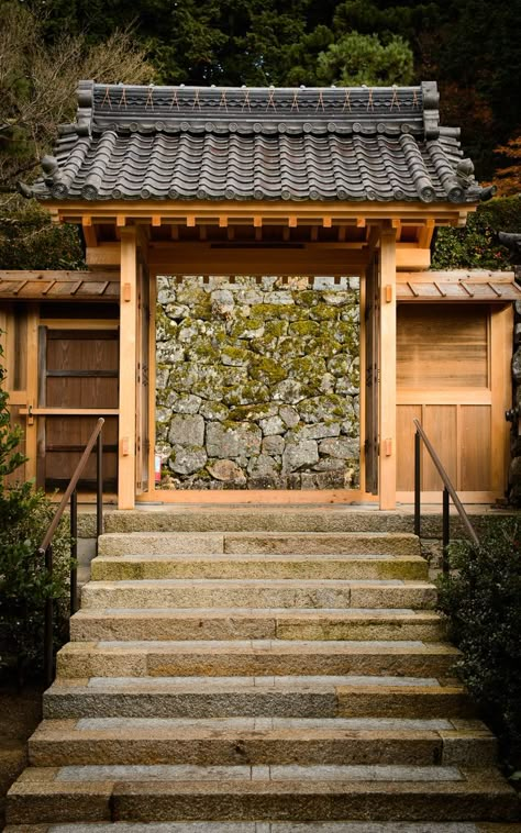 Japanese Home Modern, Japanese Gate, Modern Japanese House, Green Roof Building, Modern Japanese Architecture, Japanese Buildings, Traditional Japanese Architecture, Japanese Joinery, Japanese Style House