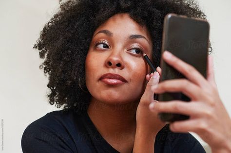 Young African woman using her cellphone as a mirror to put on eyeliner while getting ready in the morning Sleepy Eyeliner, Liner Tutorial, Eyeliner Techniques, Eye Liner Tricks, Beauty Guide, Lower Lashes, Eyeliner Looks, Eye Look, Eye Shape