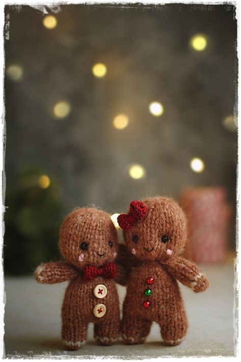 Pattern is only available in ENGLISH. Christmas toy, Christmas knitting pattern Height - 12-13cm This is not a finished product. This is a knitting PATTERN pdf. 2 single pointed knitting needles. Flat knitting. Knitting Teddy Bear Gingerbread man pattern. This pattern is for personal use only. If you want to sell one or two ready-made mascots for charity, please contact me. No part of this DESIGN or TEXT may be reproduced, copied, translated or transmitted without permission Knit Gingerbread Man Pattern, Knit Snowman Pattern, Winter Stuffed Animals, Knitted Gingerbread Man, Gingerbread Knitting Pattern, Knit Gift Patterns, Christmas Knitting Gifts, Knitted Gingerbread Man Free Pattern, Knitted Gnomes Pattern