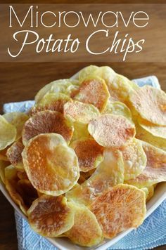 6 minutes to crisp microwave potato chips. No special tools required. #recipe Microwave Potato Chips, Microwave Chips, Microwave Potato, Homemade Potato Chips, Potato Chip Recipes, Potatoes In Microwave, Silicone Tray, Mug Recipes, Microwave Cooking