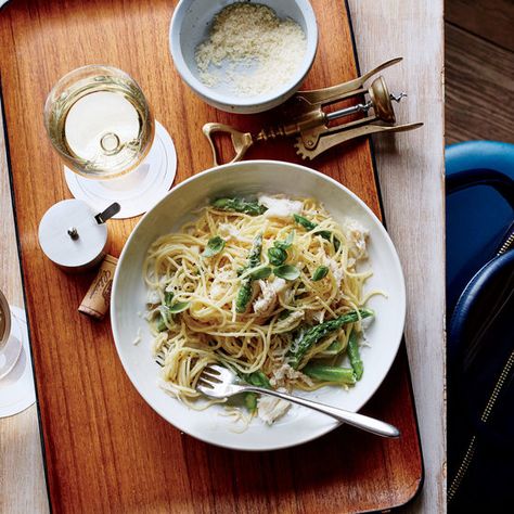 Spaghetti with crab and asparagus Crab And Asparagus, Spring Pasta Recipes, Crab Pasta, Spring Pasta, Asparagus And Mushrooms, Spring Dishes, Pasta Noodle Recipe, Asparagus Pasta, Spaghetti Recipes