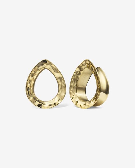 A foundational form to anchor timeless statements. Mayan flare teardrop tunnels made of stainless steel, signature-developed and customised exclusively by Ask & Embla. Formulated with the perfect flare anatomy to give the illusion of a larger stretch while ensuring your maximum ease and comfort while you wear and remove it. These high-polished reversible teardrop tunnels are crafted with a hand-hewn, rugged texture, featuring both wide and narrow flares for you to switch and style as you please. Gold Tunnels, Tunnel Earrings, Alternative Jewelry, Ear Weights, Tunnels And Plugs, Ear Gauges, Online Jewelry Store, Gold Plated Silver, Body Jewelry