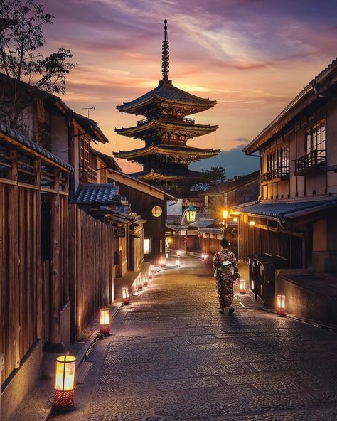 451 Likes, 8 Comments - Really Right Stuff (@reallyrightstuff) on Instagram: “The ancient street of Sannenzaka Ninenzaka leading to the Yasaka Tower. — Photo credit:…” Japan Landscape, Kyoto Travel, Japan Photography, Airbrush Art, Japan Photo, Stunning Photography, Alam Yang Indah, Street Scenes, Photo Contest