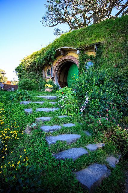 ~~The Shire ~ Green Dragon Pub, Hobbiton, Matamata, New Zealand by /lexi/ Serrao@~~ Case Sotterranee, Casa Do Hobbit, Casa Dos Hobbits, Casa Hobbit, Island Adventure, Matka Natura, Travel Journey, Rotorua, Hobbit House