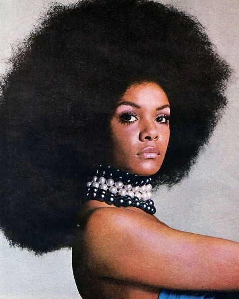 The Brown & Beautiful on Instagram: “Blaxploitation’s firecracker Tamara Dobson 🤎🤌🏽 . . . . #americanactress #blackactress #cleo #cleopatra #blaxploitation #foxylady…” Tamara Dobson, Cleopatra Jones, Black Pin Up, Black Actresses, Fashion 1960s, Black Entertainment, Pelo Afro, Vintage Black Glamour, Richard Avedon